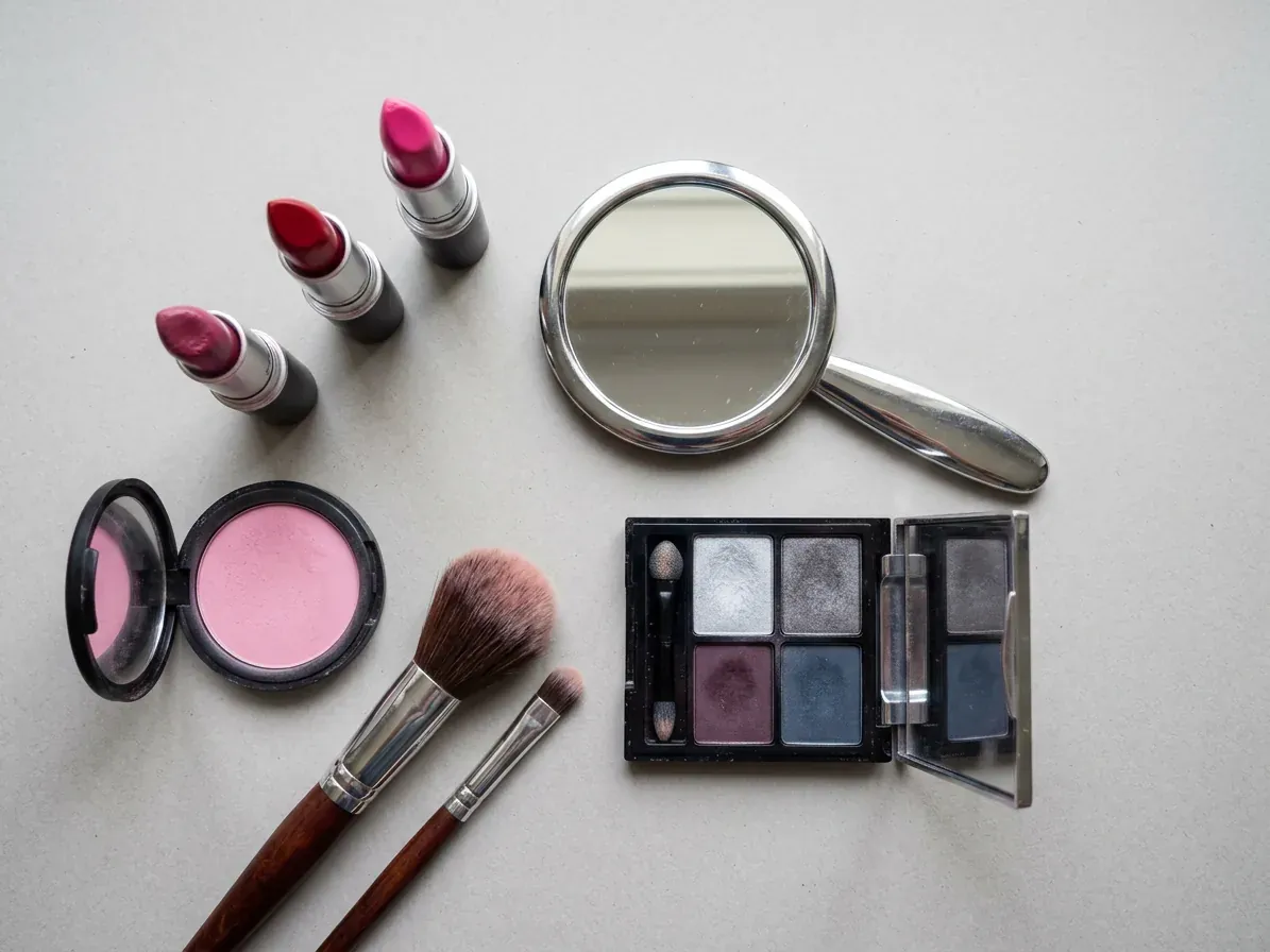 Bright Winter makeup: lipstick, blush and eyeshadow in Bright Winter shades