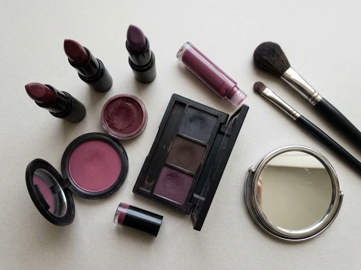 Deep Winter makeup: lipstick, blush and eyeshadow in Deep Winter shades